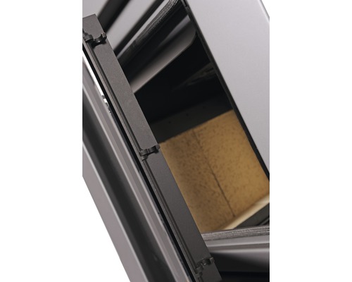 Detailní pohled na dvířka kamen s poleny uvnitř