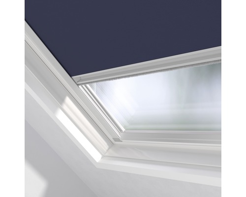 Detail střešního okna se zatemňovací roletou