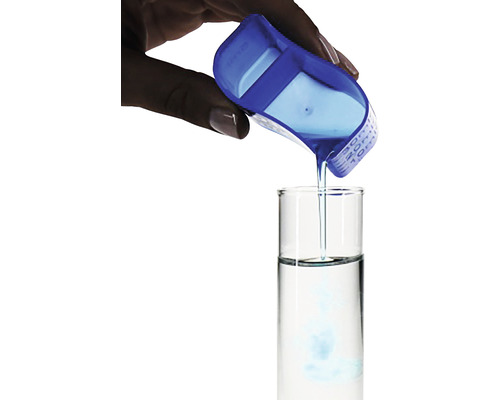 Kapalina se nalévá do zkumavky pomocí modré odměrky.