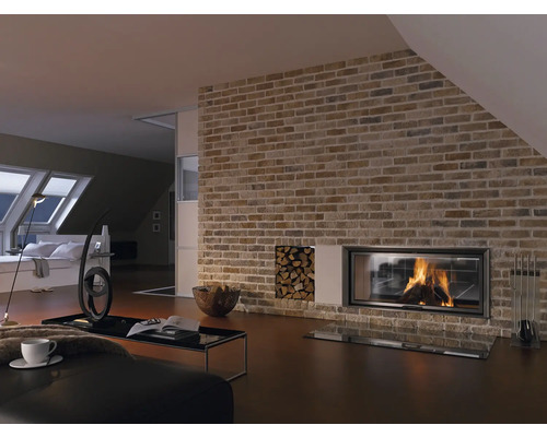 Obývací pokoj s zděnou stěnou, krbem, skladem dřeva a obývacím nábytkem.