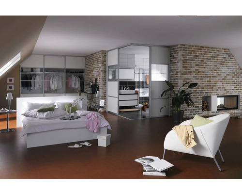 Světlá ložnice s postelí, šatní skříní, koupelnou a cihlovou zdí