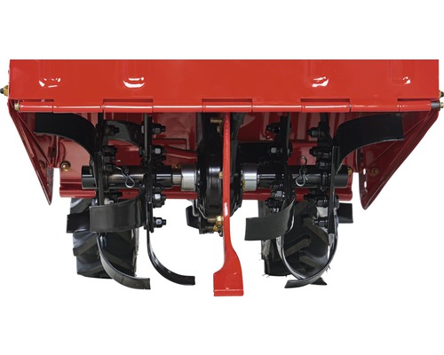 Detailní záběr nožů kultivátoru.