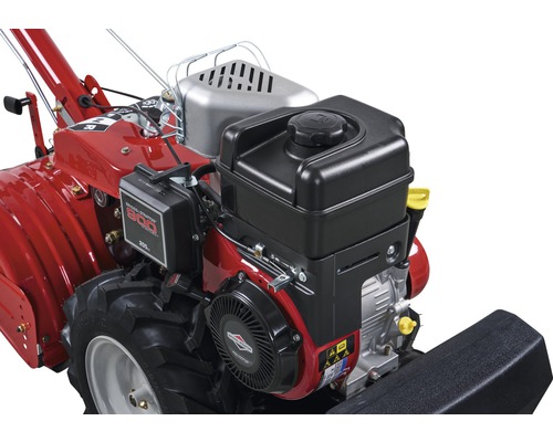 Detail motorového kultivátoru s motorem Briggs & Stratton.