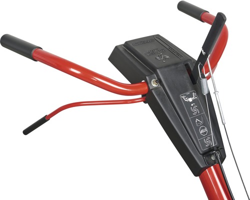 Detail ovládacích prvků zahradní frézy s červenými rukojeťmi a černou ovládací jednotkou