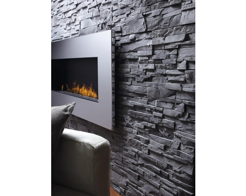 Stěna obývacího pokoje s obkladovými panely a krbem