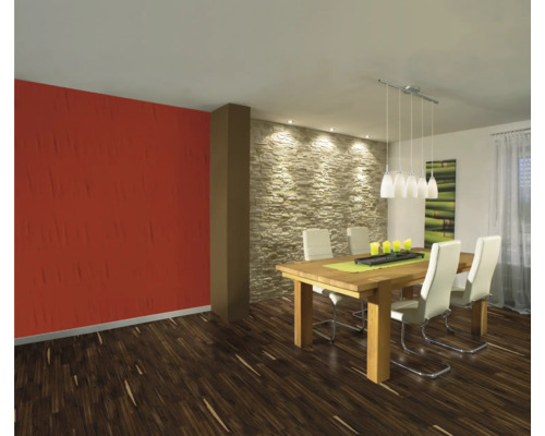 Světlá jídelna s dřevěným stolem, židlemi s kovovým rámem a dekorativní úpravou stěn