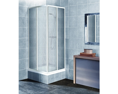 Rohová sprcha s čirými skleněnými dveřmi v koupelně s obklady