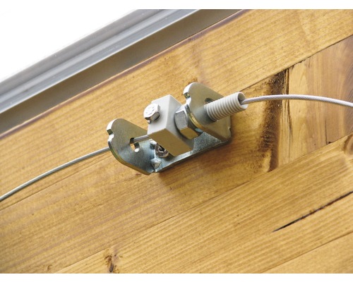 Detailní pohled na namontovaný napínák drátěného lana na dřevěné stěně