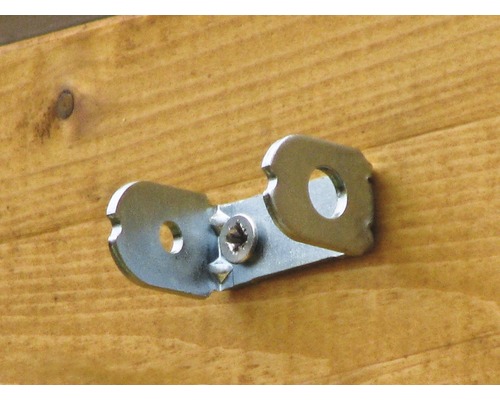 Kovový úhelník připevněný k dřevěné stěně