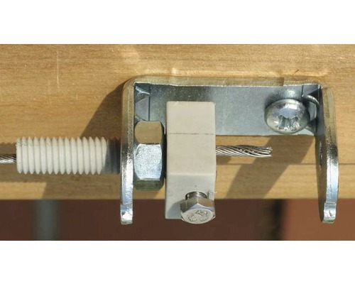 Detailní záběr upevnění ocelového lana se šrouby