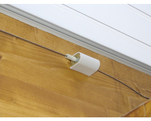 Drát s upevněním na dřevěné stěně