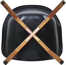 Detailní pohled na spodní stranu židle s dřevěnýma nohama a sedákem