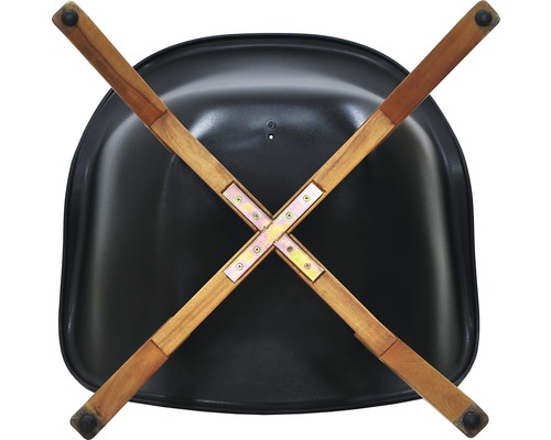 Detailní pohled na spodní stranu židle s dřevěnýma nohama a sedákem