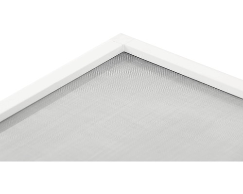 Detailní pohled na okno proti hmyzu s rámem