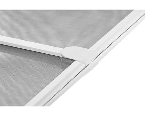 Detailní pohled na síť proti hmyzu s bílým rámem a rohovým spojem.