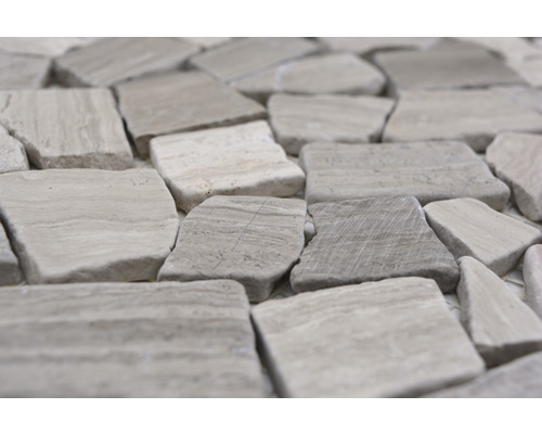 Detailní záběr mozaikových dlaždic z přírodního kamene