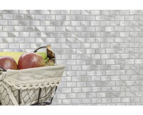 Obkladové dlaždice se vzhledem kamene a koš s jablky