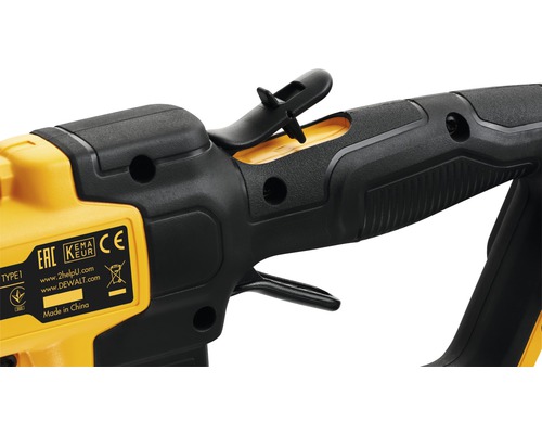 Detail ovládacích prvků šavlové pily DeWalt