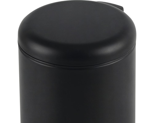 Detailní pohled na černý odpadkový koš s víkem