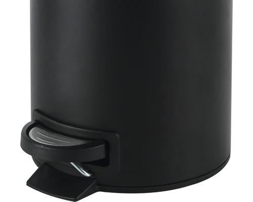 Detailní pohled na černý odpadkový koš s pedálem.