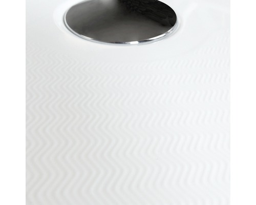 Detailní pohled na umyvadlo s hladkým povrchem a odtokem