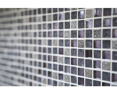 Mozaikové dlaždice se čtvercovými vzory na stěně