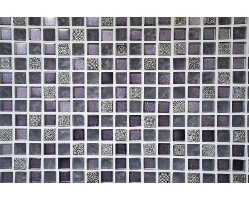 Mozaikové dlaždice se čtvercovými skleněnými a dekorativními prvky