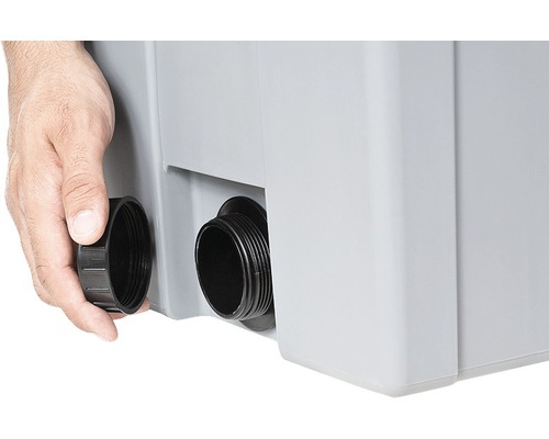 Detailní pohled na nádrž na vodu s připojovacím hrdlem a odpovídajícím uzávěrem