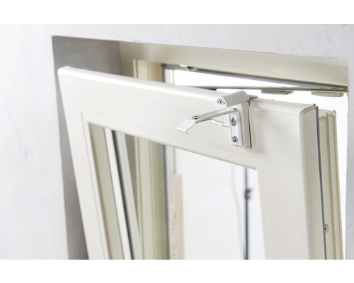 Detailní pohled na otevřené okno s kováním