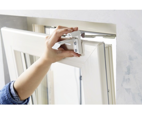 Montáž okenního kování na okenní rám