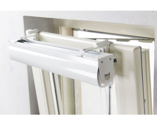 Okenní rolety s řetízkovým ovládáním v okenním rámu