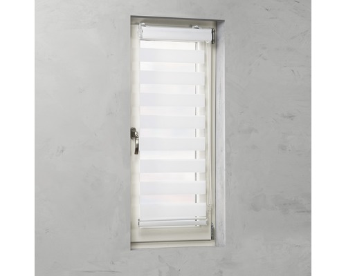 Okno s polootvořenou, průhlednou dvojitou roletou na ozdobu okna