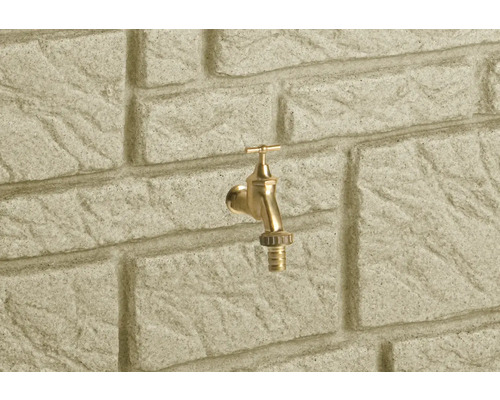 Vodovodní kohoutek na kamenné zdi