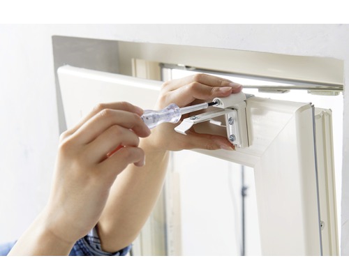 Okno je namontováno šroubovákem