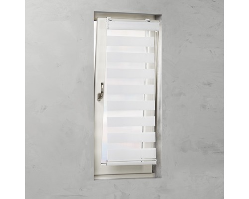 Bílá roleta duo na okně