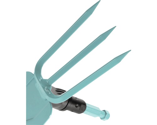 Detail zahradního kultivátoru se třemi zuby