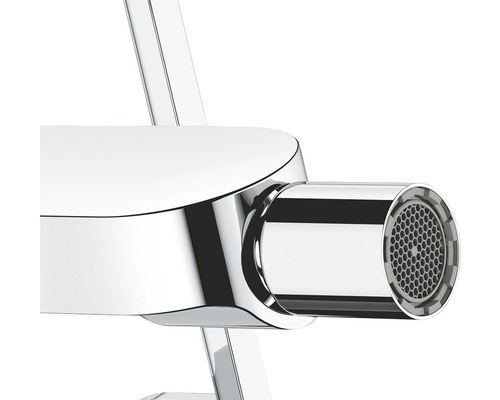 Detail chromovaného výtoku vodovodní baterie s perlátorem