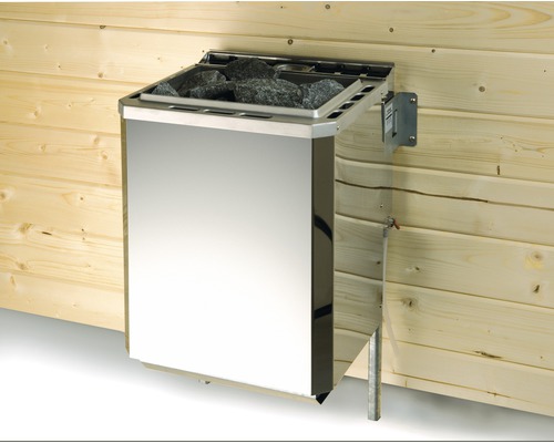 Kovová kamna do sauny s kameny na dřevěné stěně