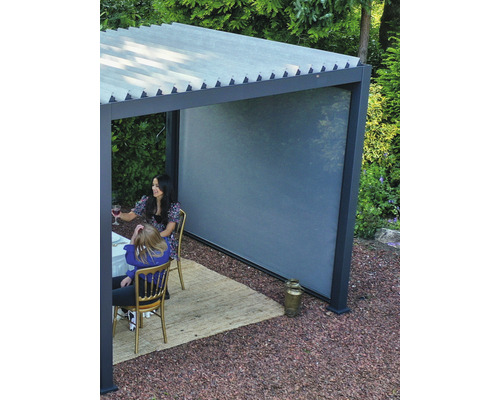 Pergola s lamelovou střechou a bočním dílem se sedícími lidmi na zahradě