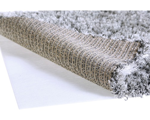 Koberec s vysokým vlasem a tkanou podložkou