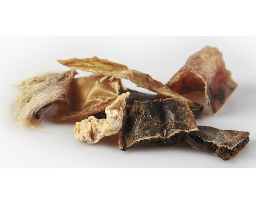 Hromada různých sušených psích pamlsků