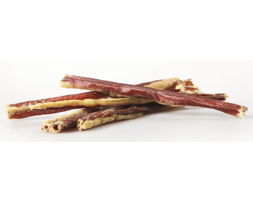 Několik sušených hovězích žvýkacích proužků pro psy