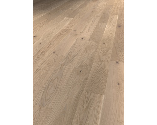 Položená dřevěná podlaha z dubového dřeva.