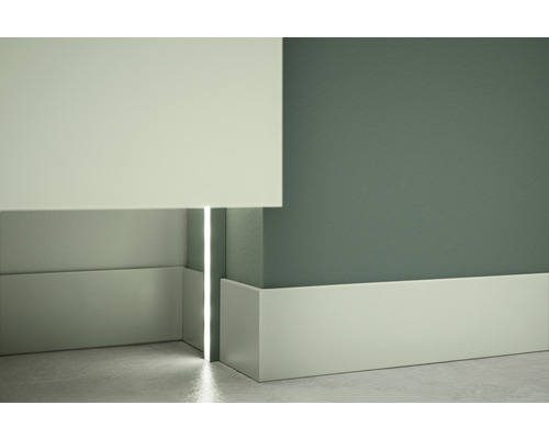 Zapuštěné soklové lišty se stínovou spárou na stěně.