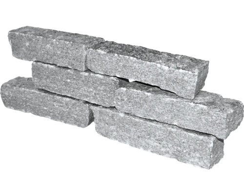 Naskládané žulové dlažební kostky