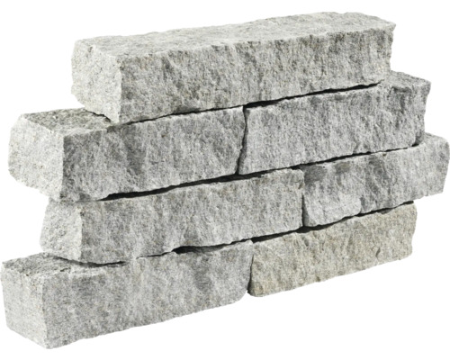 Naskládané žulové zdicí kameny pro zahradnictví