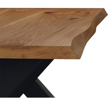 Detailní pohled na dubovou desku stolu s okrajem stromu a černým podstavcem