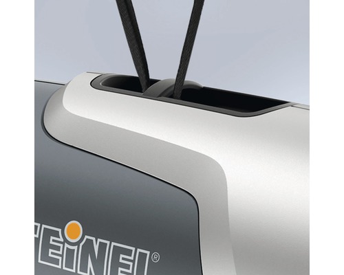 Detailní záběr lampy Steinel se závěsem