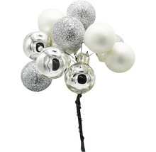 Dekorativní větve s vánočními koulemi s bílými a stříbrnými koulemi