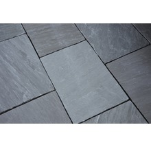 Detailní pohled na dlaždice z přírodního kamene pro venkovní použití